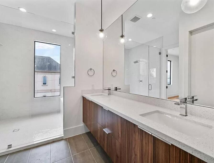 4 Story Home Mins To Downtown Houston With City Views Bagian luar foto
